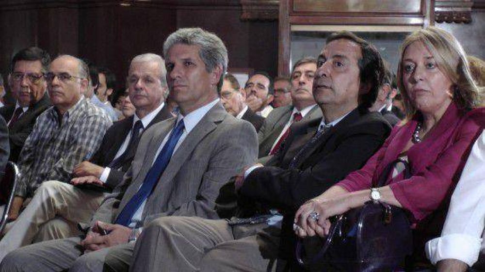 Abrazo Peron-Balbin: Poggi asisti� a un acto en el Senado
