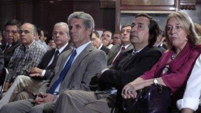 Abrazo Peron-Balbin: Poggi asisti� a un acto en el Senado