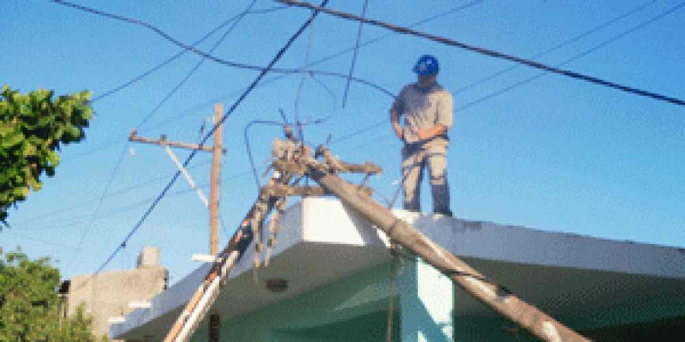  Cami�n derrib� un poste de luz y provoc� el caos vehicular