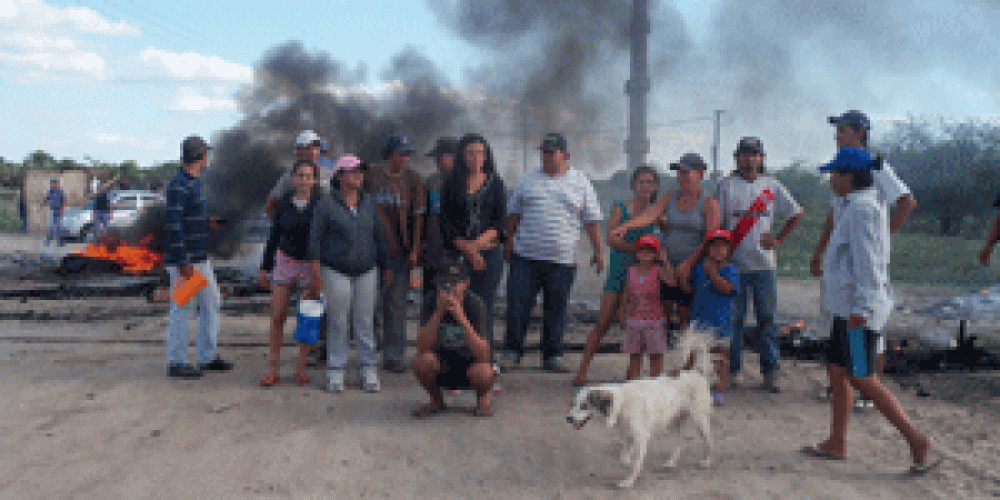  Vecinos cortan la calle por viviendas