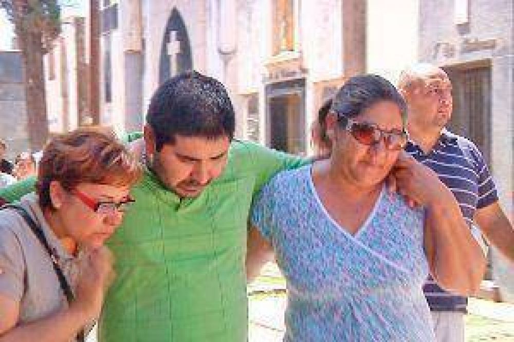 "�l sabe que mat� a mi hijita, que se entregue a la Justicia" 