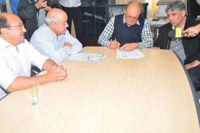 Di Pierro firm� y pagar� el �bono municipal�