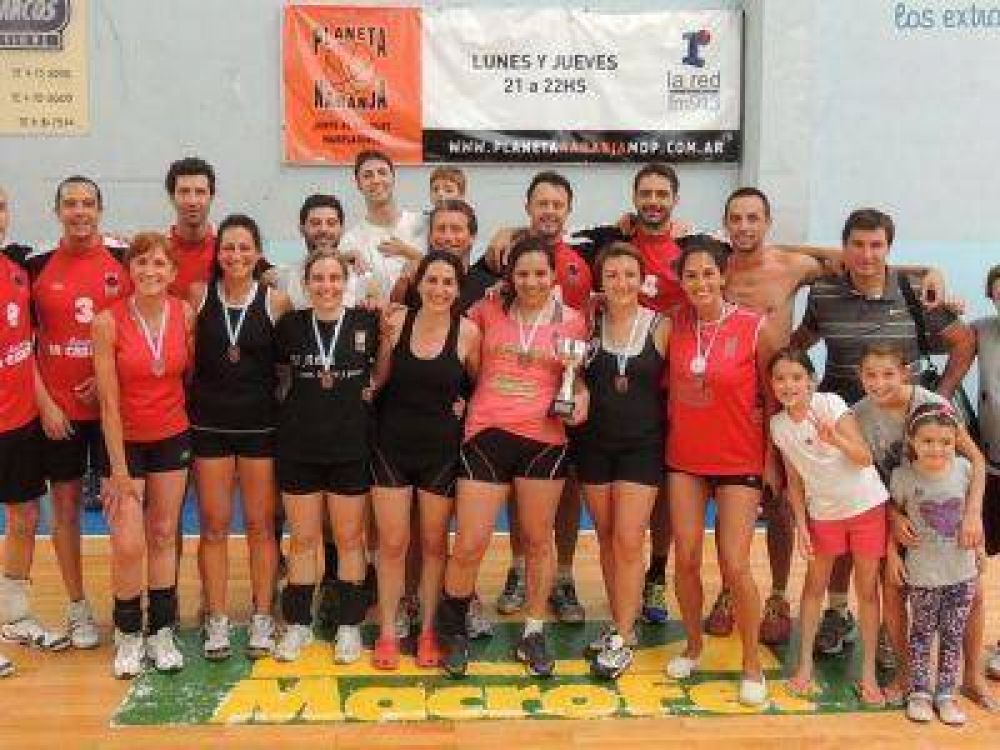 MAR CHIQUITA VOLEY SE CORON� CAMPE�N