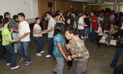 Lan�s: Bailes por la integraci�n