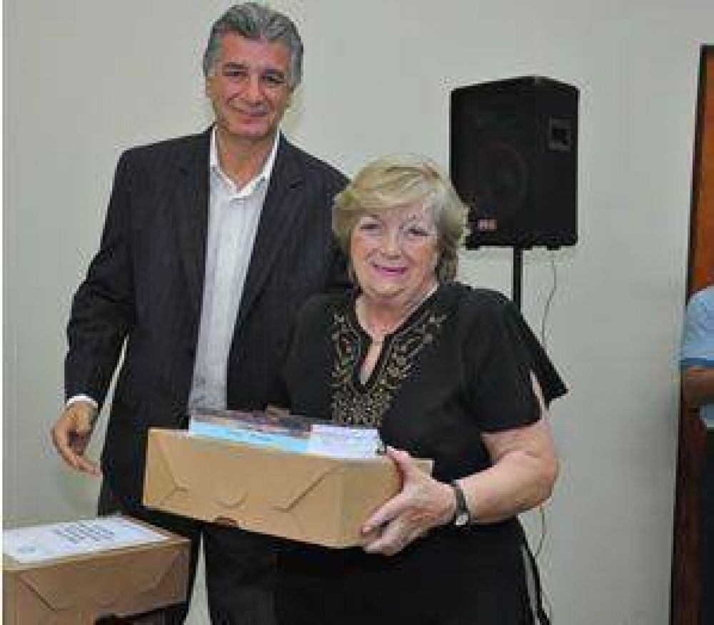 Entregan material a bibliotecas populares
