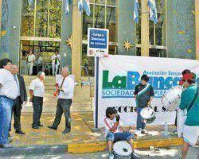 Bancarios reclamaron por mejoras salariales