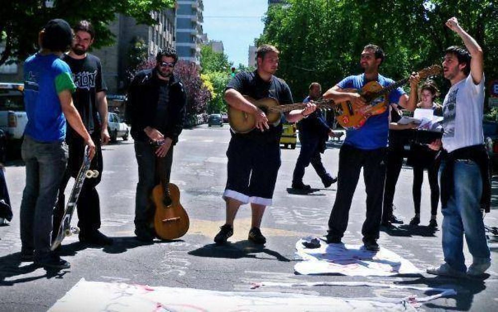Protesta de un bar porque no le renovaron el permiso de espect�culos en vivo