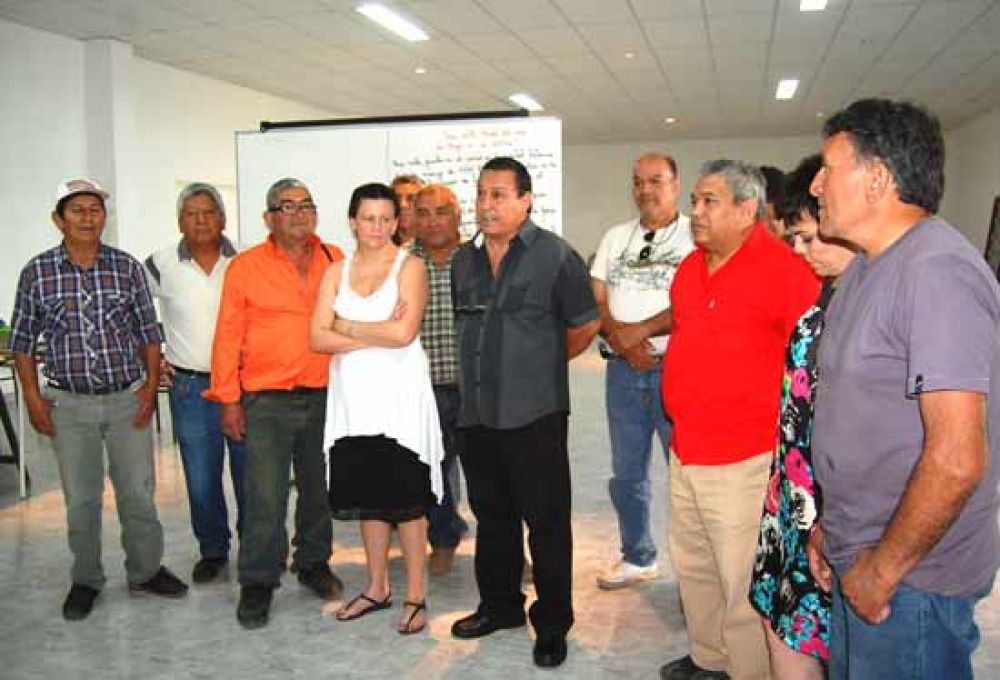 Primeros egresados de la escuela primaria que funciona en el gremio de los municipales 