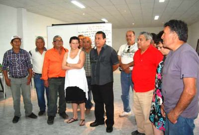 Primeros egresados de la escuela primaria que funciona en el gremio de los municipales 