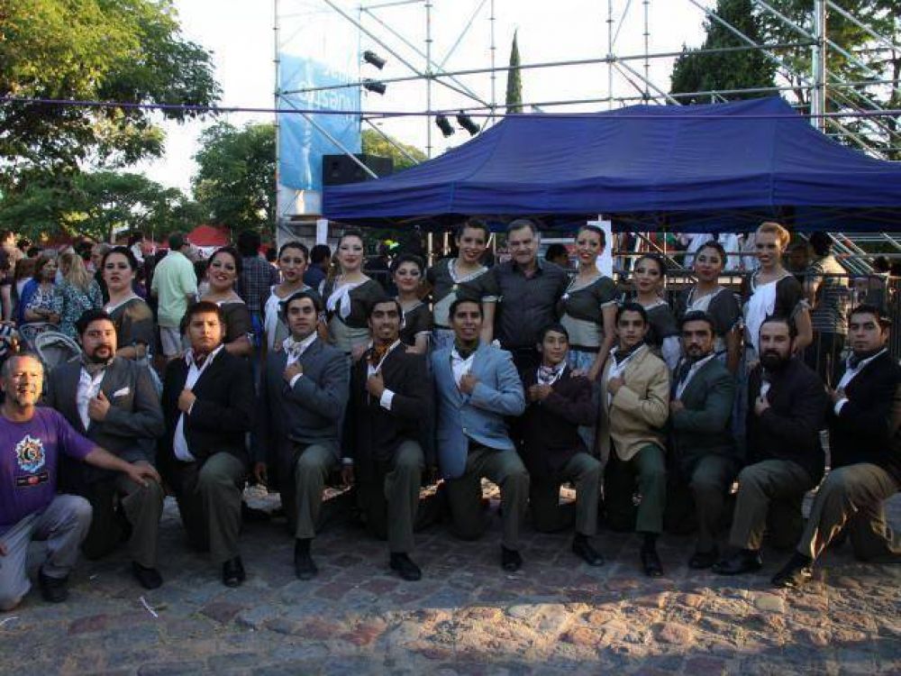 FLORENCIO VARELA: Julio Pereyra junto a artistas locales