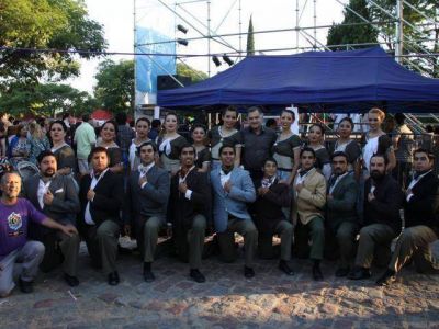 FLORENCIO VARELA: Julio Pereyra junto a artistas locales