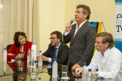 Se firm� el contrato millonario para comenzar la obra del colector cloacal