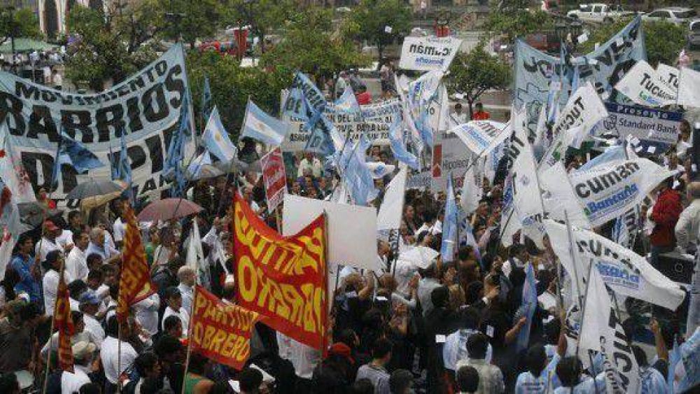 Se aproxima diciembre y resurgen los reclamos salariales por parte de los gremios estatales  