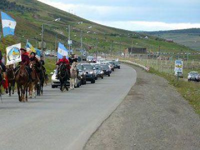 Una extensa caravana de autos recibi� a Peralta en la Cuenca