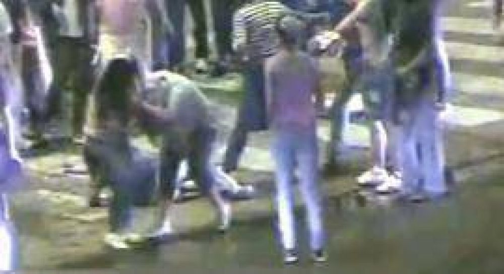 C�maras policiales: violenta pelea entre chicas a la salida de un boliche 