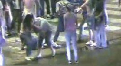 C�maras policiales: violenta pelea entre chicas a la salida de un boliche 