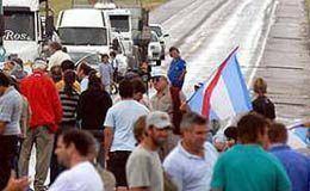 Siguen los cortes de ruta, a la espera del acto del Campo 