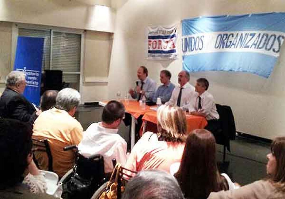 Tomada, Ibarra, L�pez y Loreti, hablaron de �Medios, Poder y Democracia�