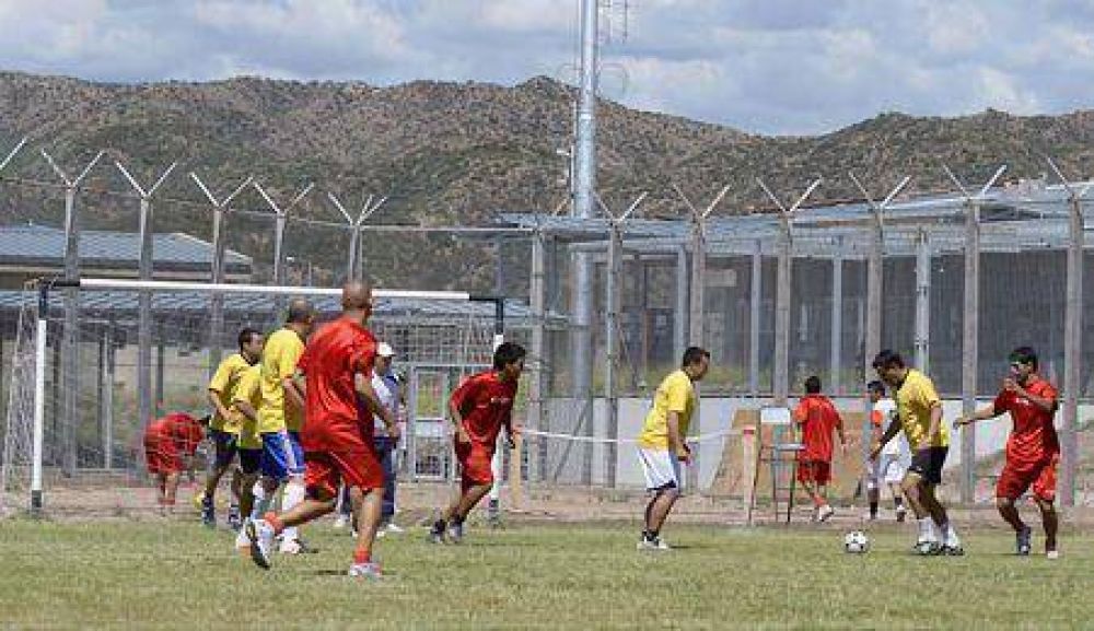 Los internos del Complejo Almafuerte jugaron al ftbol con el Deportivo Maip  