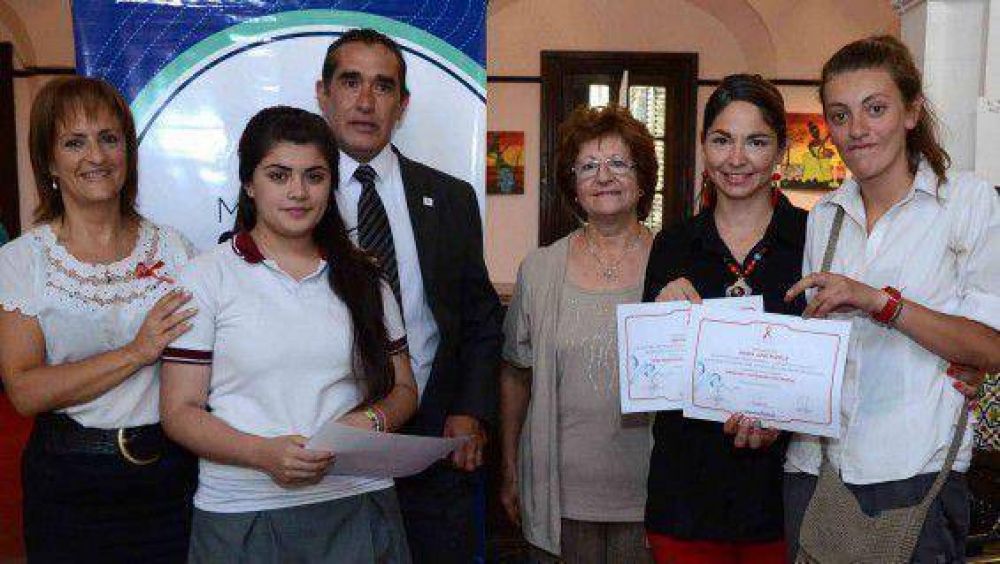 Los chicos presentaron sus afiches sobre la lucha contra el sida 