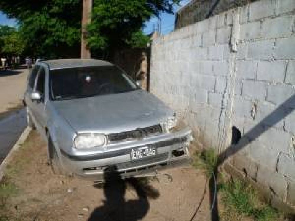 Choc� una alcantarilla abierta con el auto y termin� contra un poste de alumbrado