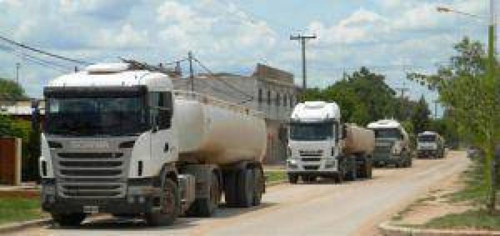 Transportistas volvieron a suspender el acarreo de agua para Castelli