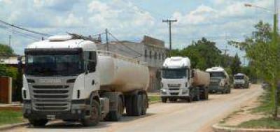 Transportistas volvieron a suspender el acarreo de agua para Castelli