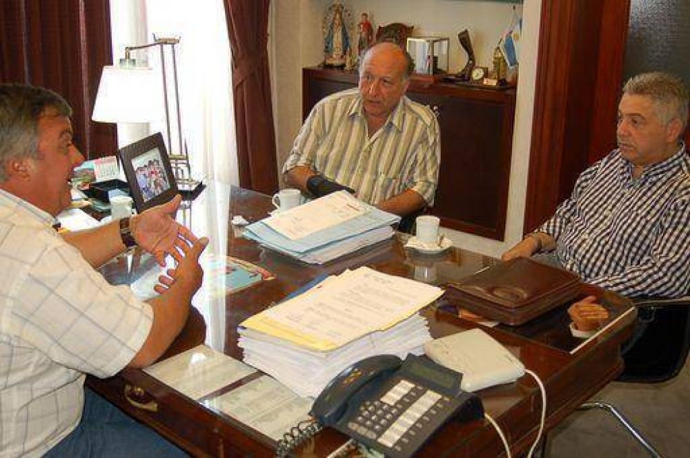 Los intendentes Carlos Selva y Antonio Delfino recibieron a Karina Rabolini en Suipacha
