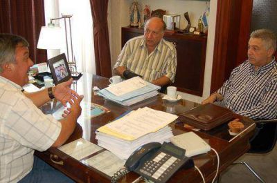 Los intendentes Carlos Selva y Antonio Delfino recibieron a Karina Rabolini en Suipacha
