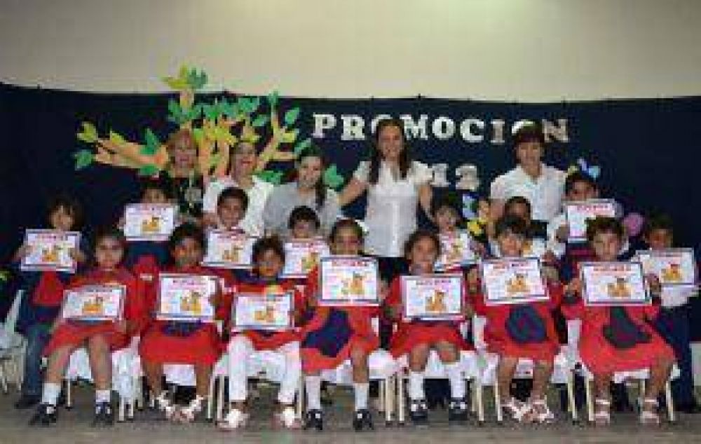 Emotivo acto de egreso del jard�n �Bambi� 