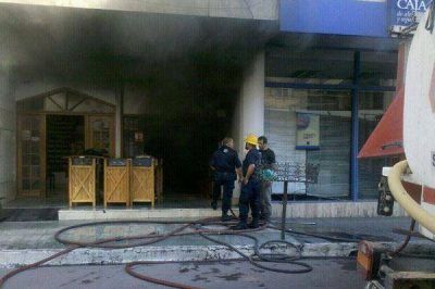 El fuego consumi� local comercial en pleno centro 