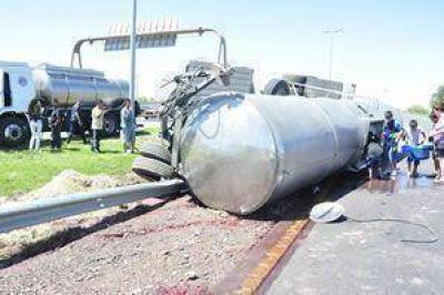Volc� un tanque con vino y la gente se lo llev� en baldes