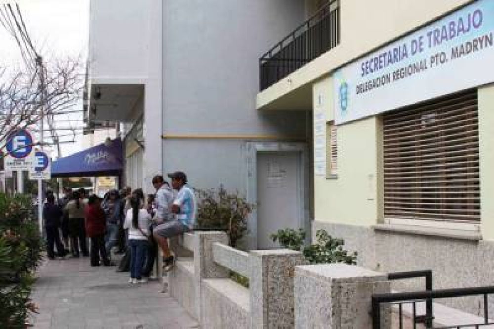 Ex trabajadores de Harengus recibieron el subsidio provincial