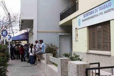 Ex trabajadores de Harengus recibieron el subsidio provincial
