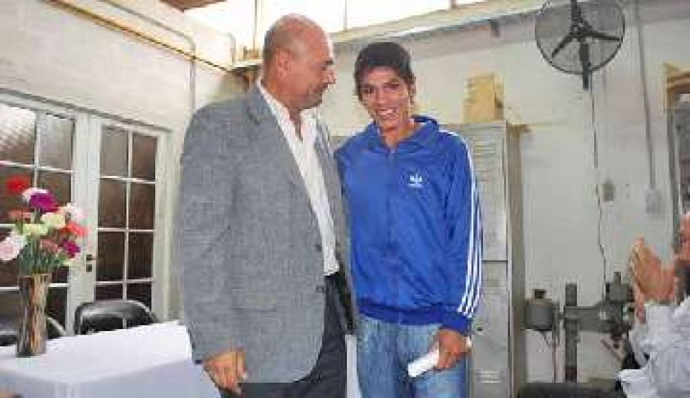 Entregaron certificados de estudios en el Polit�cnico "Arturo Ferrero" 