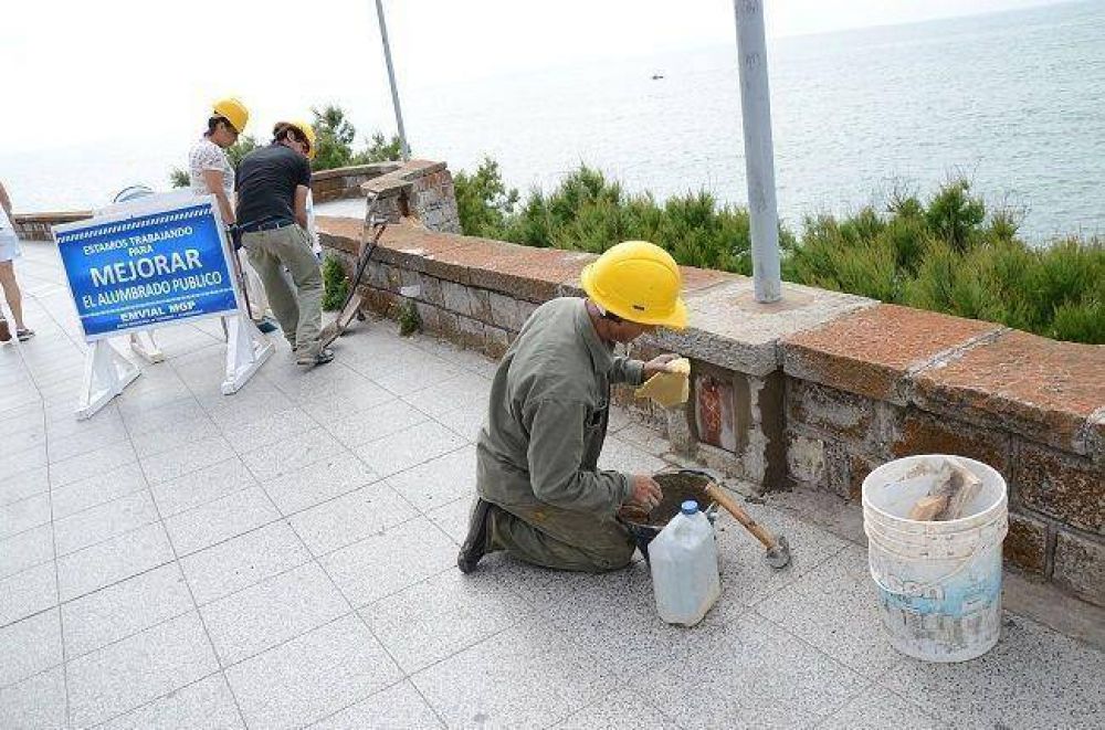 Prosiguen las tareas de mantenimiento de alumbrado p�blico en el Paseo Costero