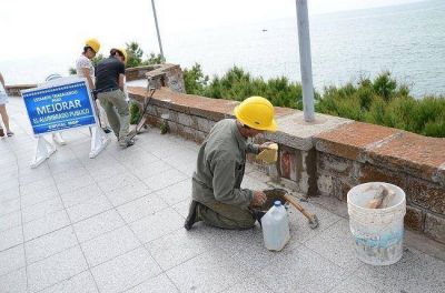Prosiguen las tareas de mantenimiento de alumbrado p�blico en el Paseo Costero