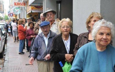Comienza el pago de haberes a jubilados y pensionados del IPS