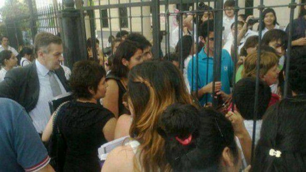 Alumnos tomaron la Escuela Superior de Educaci�n Art�stica  