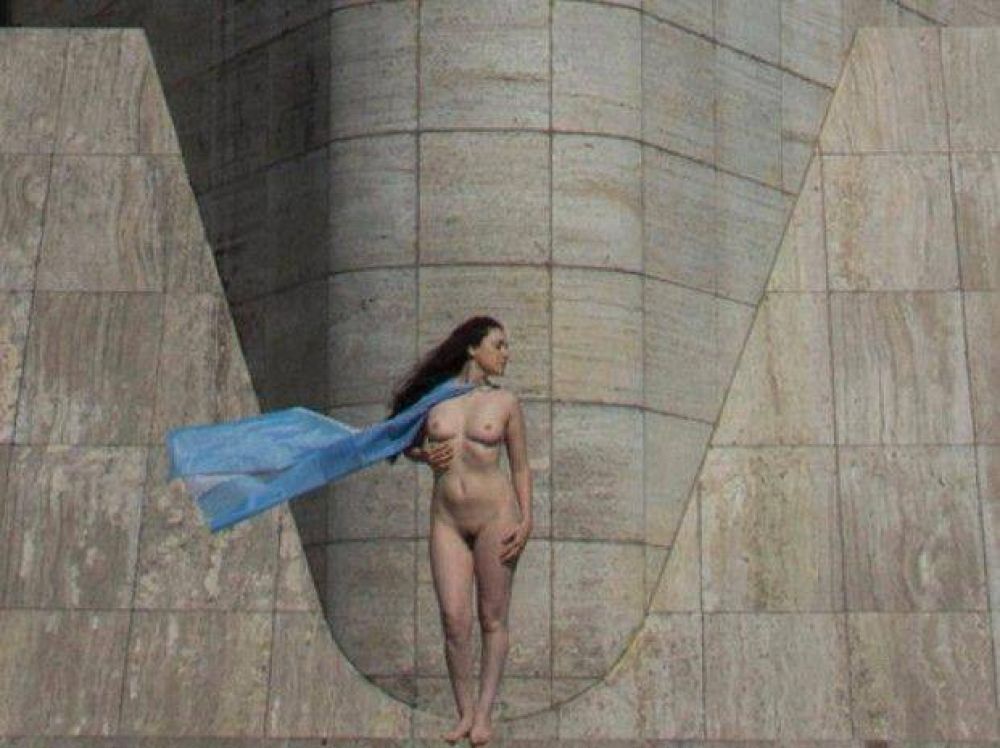 Una mujer pos� desnuda en el Monumento a la Bandera y estall� la pol�mica
