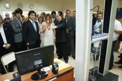 La Ministra de Educaci�n provincial confirm� la construcci�n de dos jardines e inaugur� un laboratorio 