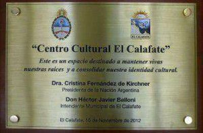 Entre Belloni y Cristina, borraron de la placa a Peralta