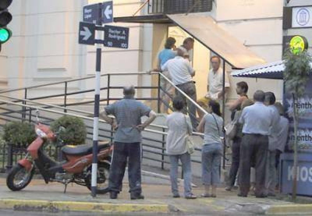Los bancos aumentan a 3 mil pesos el l�mite diario para retirar dinero de los cajeros autom�ticos
