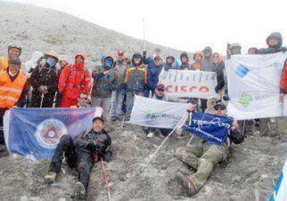 Realizan videconferencia desde la cima del Copahue 