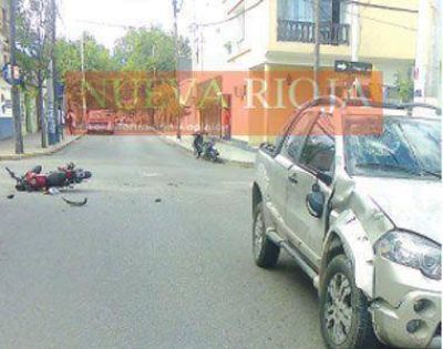 El uso correcto del casco le salv� la vida a un motociclista en espectacular accidente 