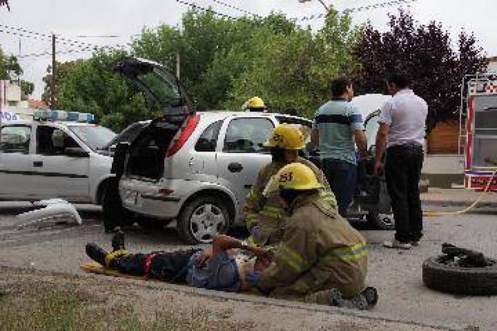 Embarazada y dos polic�as, accidentados en Roca
