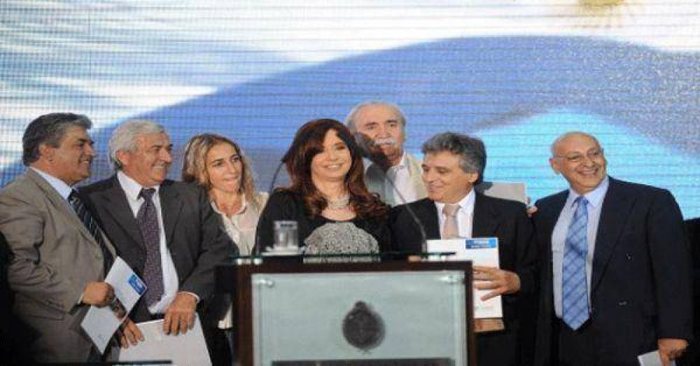 Cristina lanz� el segundo concurso del Plan PRO.CRE.AR y entreg� certificado a una familia riojana 