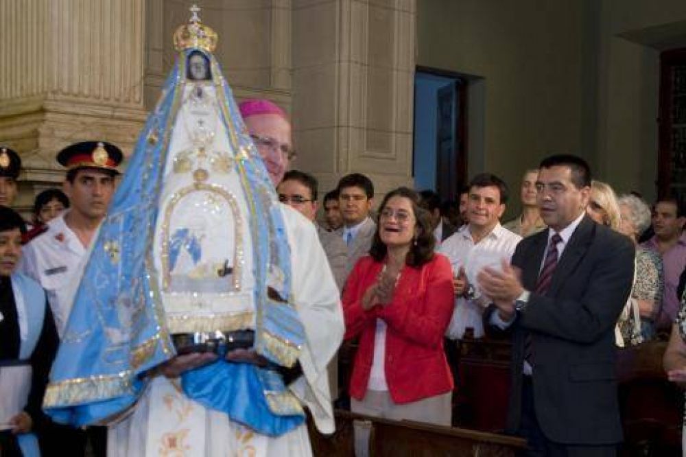 La Gobernadora particip� de la Bajada de la imagen de la Virgen