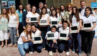 Alumnos de la escuela Krause recibieron 445 netbooks  