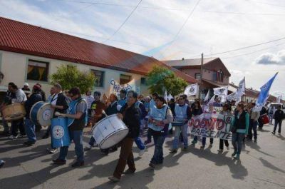 Los gremios marcharon por el Hospital pero esta vez sin acompa�amiento de la comunidad
